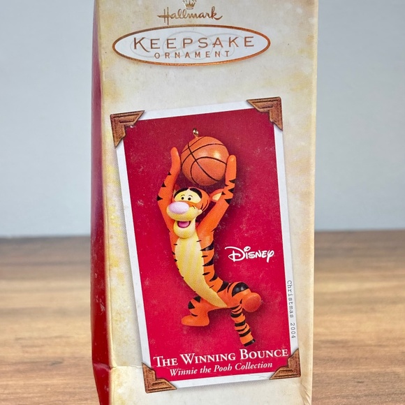 NIB VINTAGE The Winning Bounce TIGGER BASKETBALL Hallmark Ornament Winnie 2004 - Picture 1 of 10